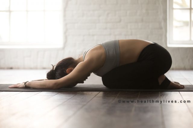 Postura de la yoga del bebé posar para el dolor de espalda