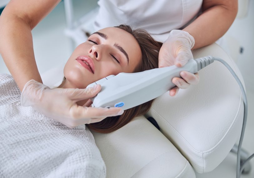 Magandang dalaga na tumatanggap ng propesyonal na non kirurhiko mukha angat sa spa salon