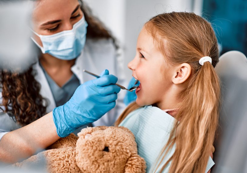 Odontoiatria infantile. Esame dentale dal dentista.